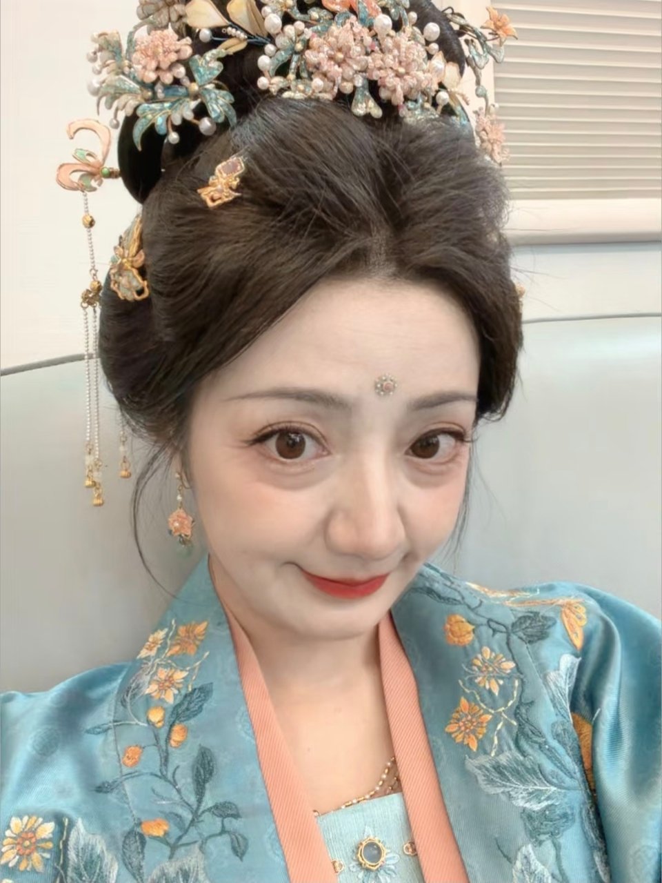 这张感觉超级适合做小卡！结果黄羿这个萌物沉迷于老奶奶特效中