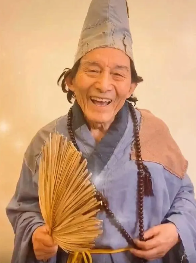 因一部戏火了一辈的的五位明星第一位:游本昌，他把济公的疯疯癫癫、嬉笑怒骂和惩恶