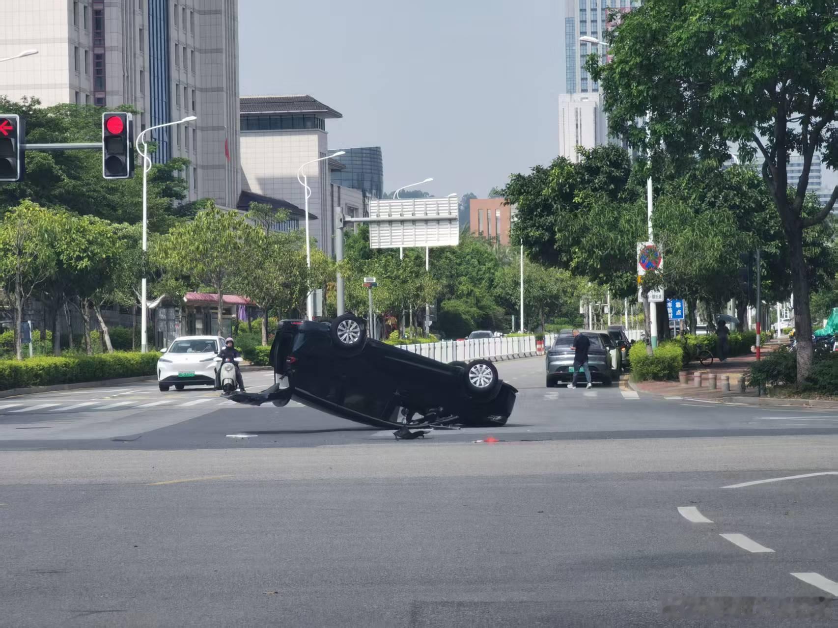 后溪车管所门口，咋开翻的？