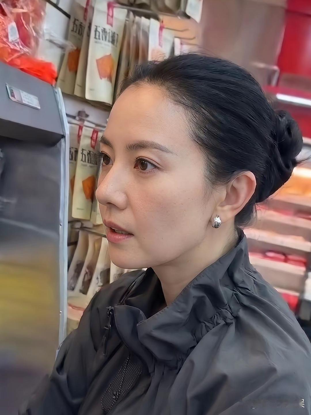 高圆圆在超市挑选商品的画面，素颜依旧很好看​