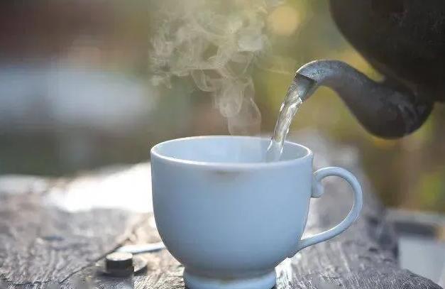 全世界好像只有咱们中国人走到哪儿都端着热水杯？这事儿挺有意思的，今天咱们就来盘盘
