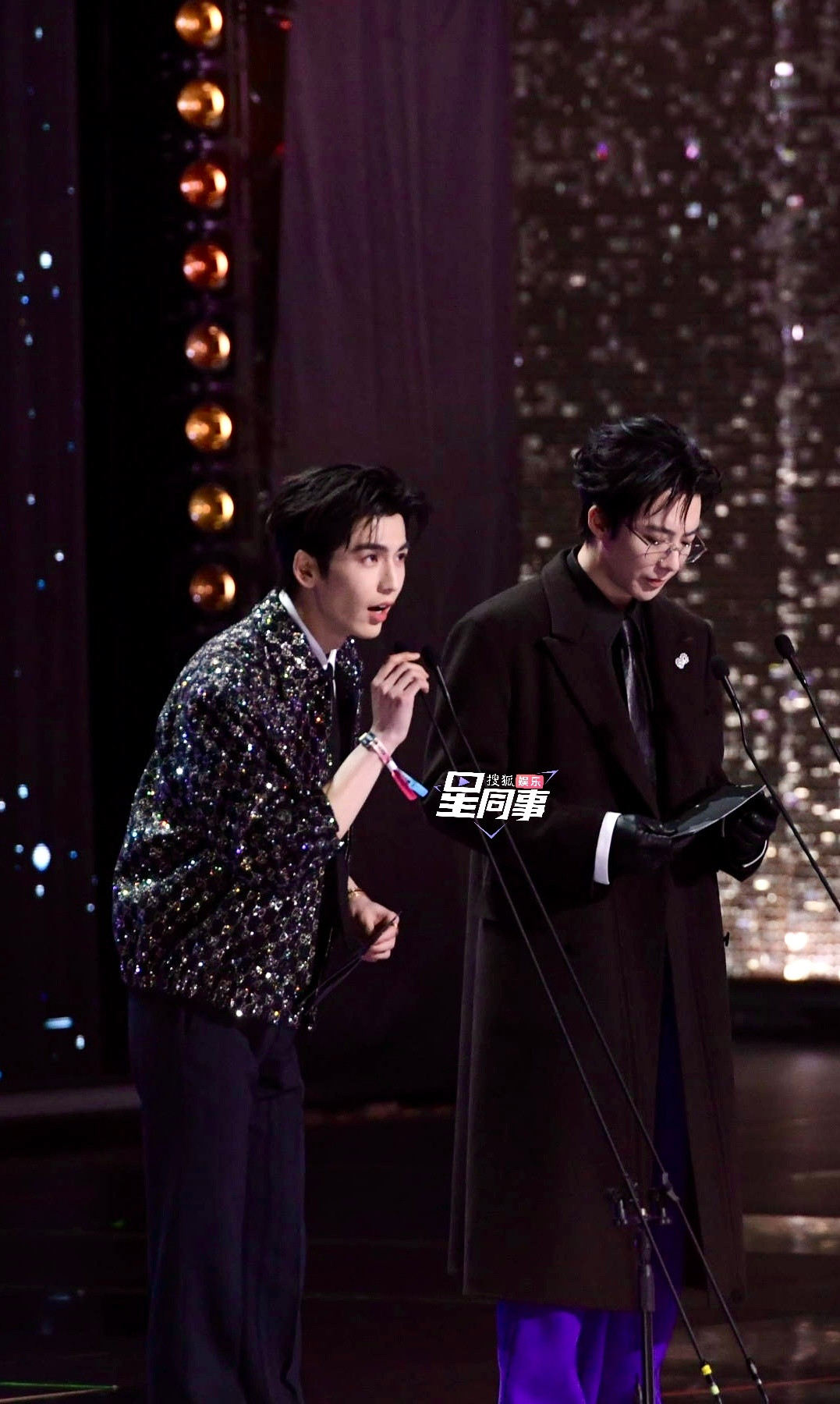 史上腿最长的颁奖嘉宾出现了！尖叫之夜内场颁奖生图来咯～两位帅得势均力敌张凌赫