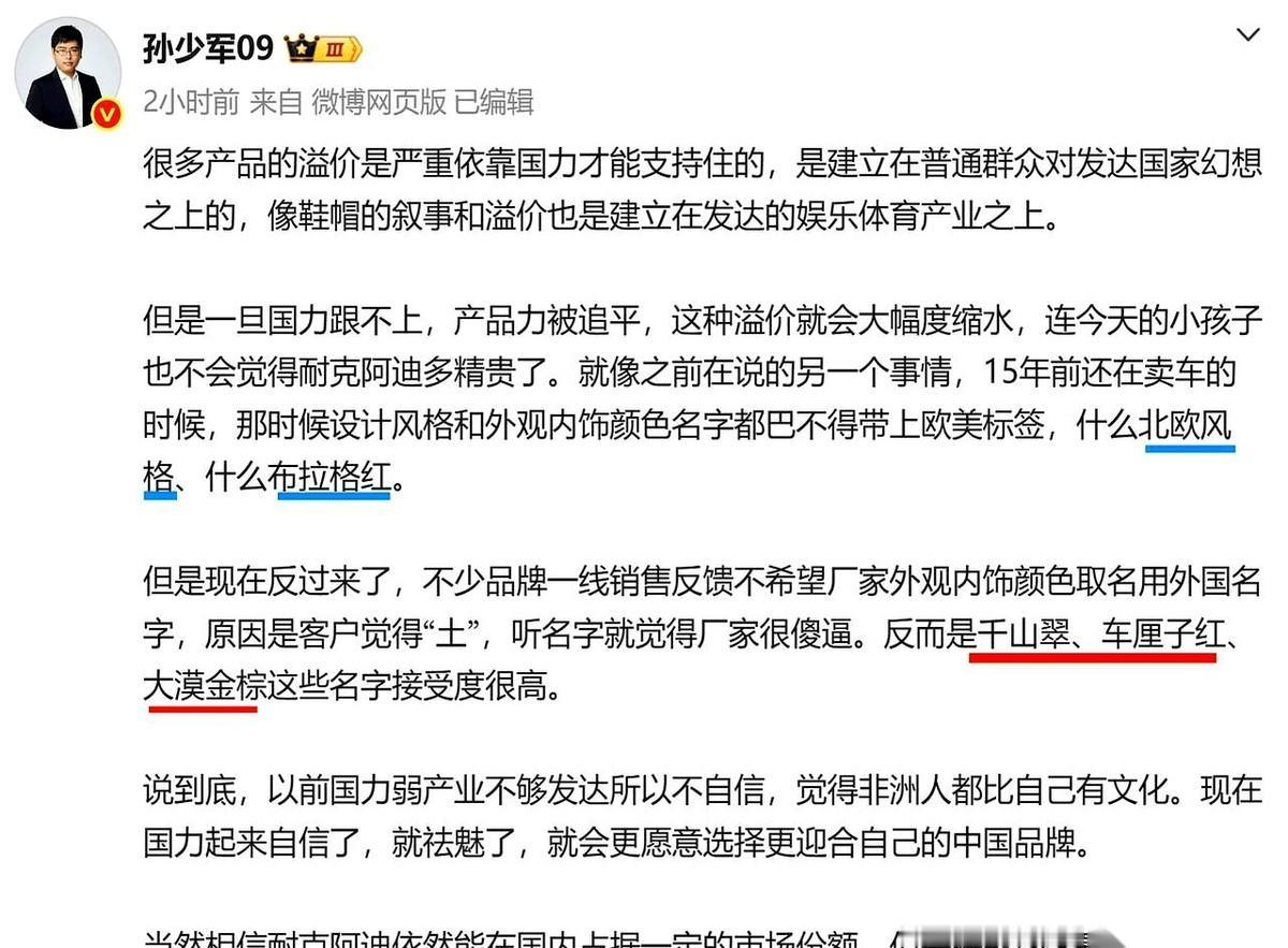 停车场里，两台车并排停着。左边尾标写着“哈弗”，右边那台贴着个闪亮的“唐”。