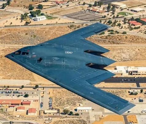 中国能打下B-2吗？美国B-2轰炸机，能神不知鬼不觉的打完伊朗，又飞回美国本土，