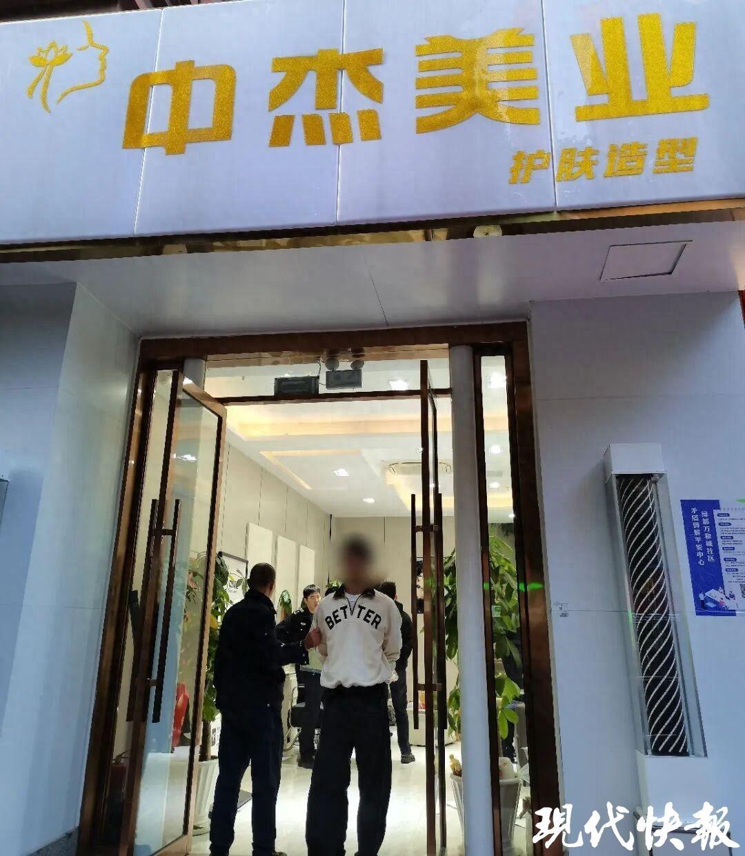 大快人心！近日，常州警方打掉了一个强迫交易的理发店，这个理发店以低价理发为幌子，