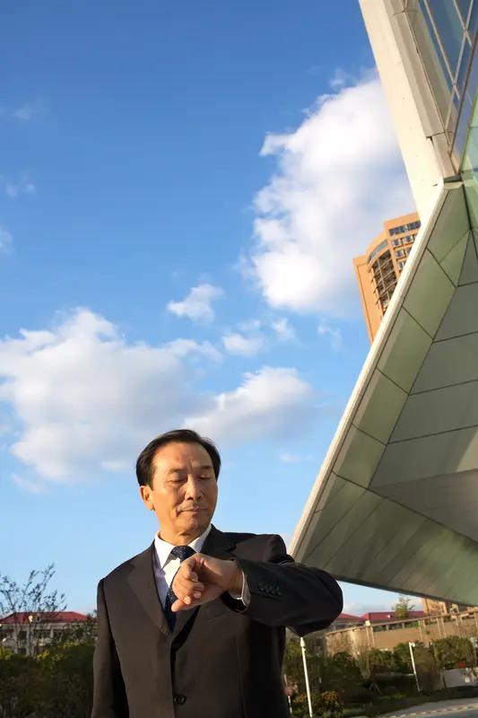 新校长是我一生经历的4个校长中，干的最好的一个。这个校长只奖不罚，几乎把所有经