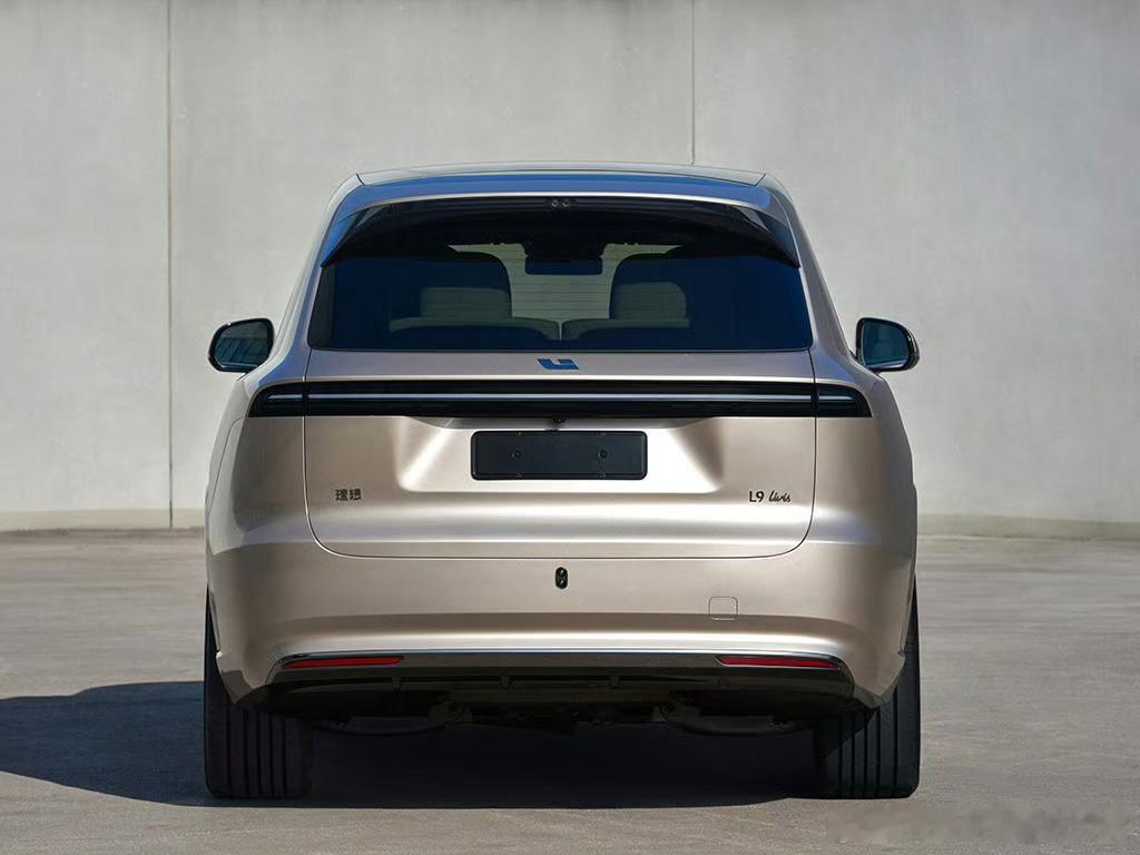 理想L9和现款尺寸持平，通过细调确实提升了贵气感！4激光雷达和后轮转向也配了，自