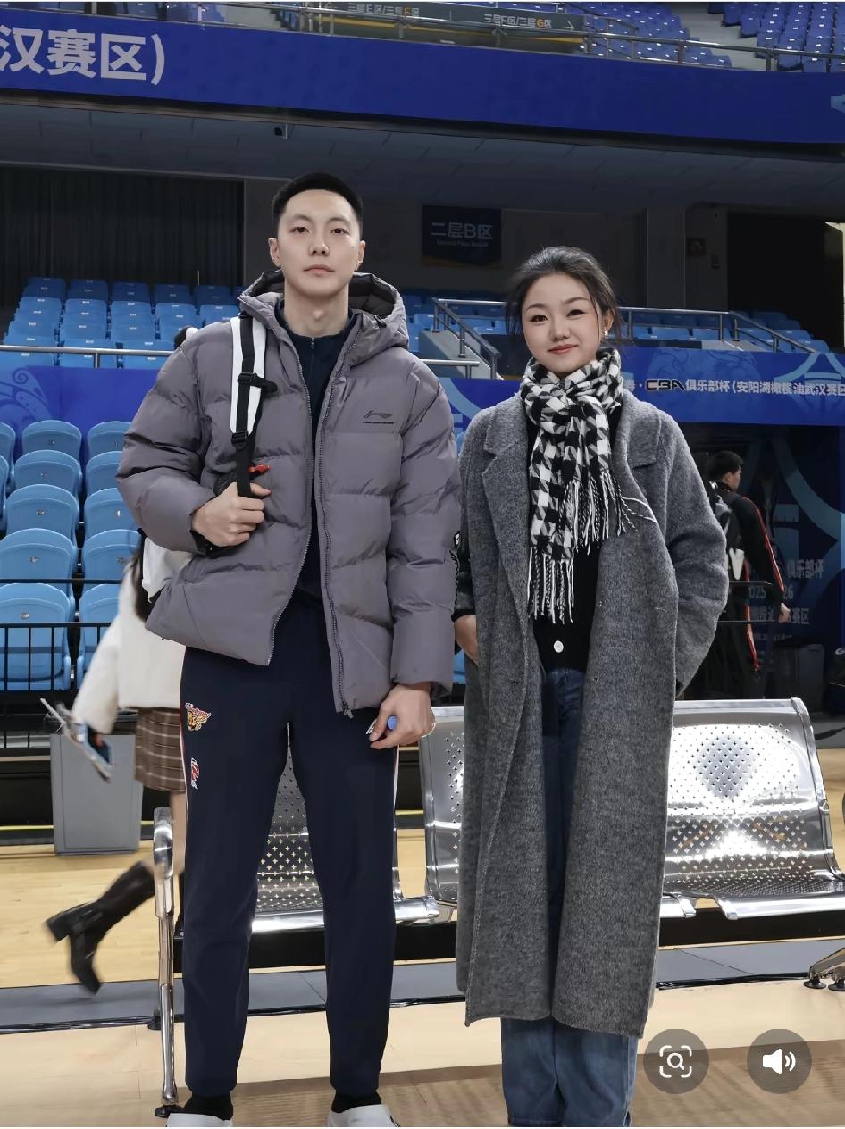 胡明轩合影遭遇甜蜜烦恼，媳妇不可能那么多徐杰跟二位姑娘合影足以解围武汉没有