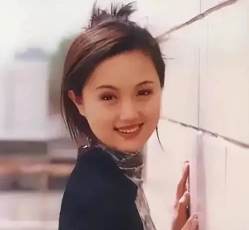朱媛媛一生中的12个第一次1.第一次上学：青岛人和路小学，1980年