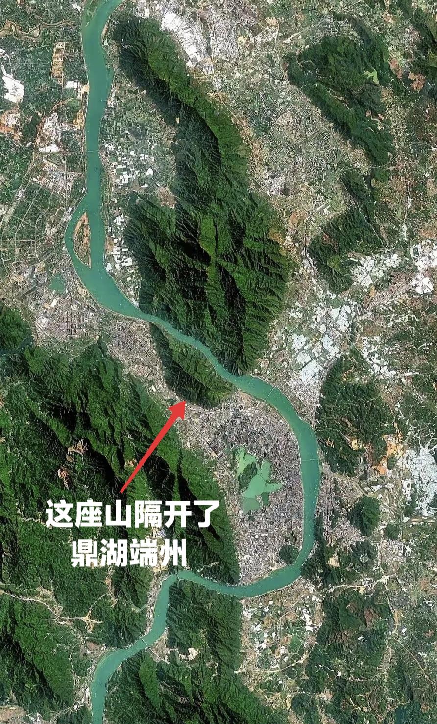 看肇庆卫星图就知道，端州已经几乎没有发展空间了，背面是北岭山前面是西江，该开发的