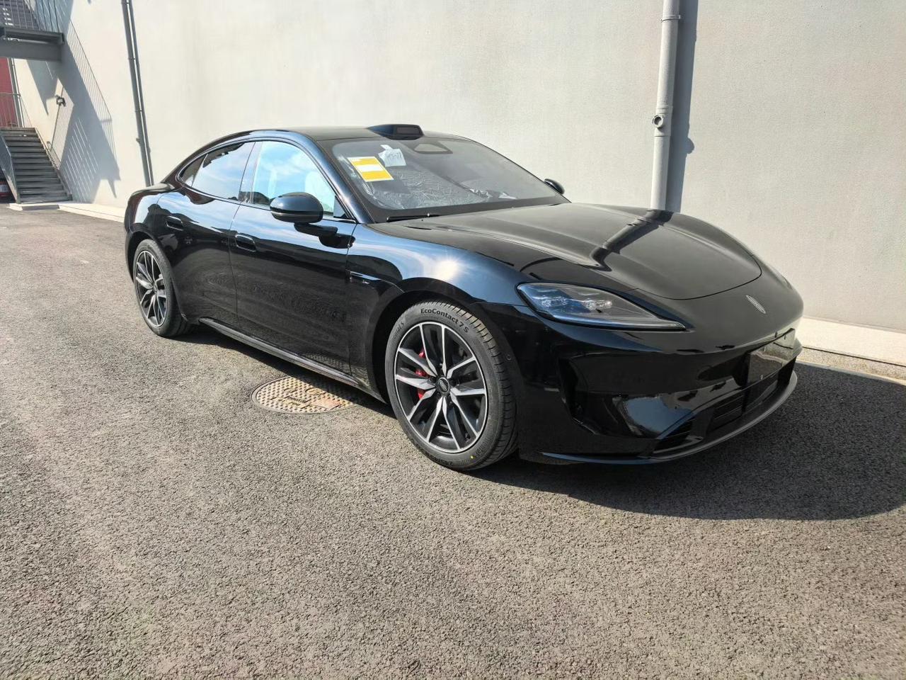 余承东：订单破纪录了？雷军：还行，一天卖你一个月[呲牙笑]余承东：别得意太早！