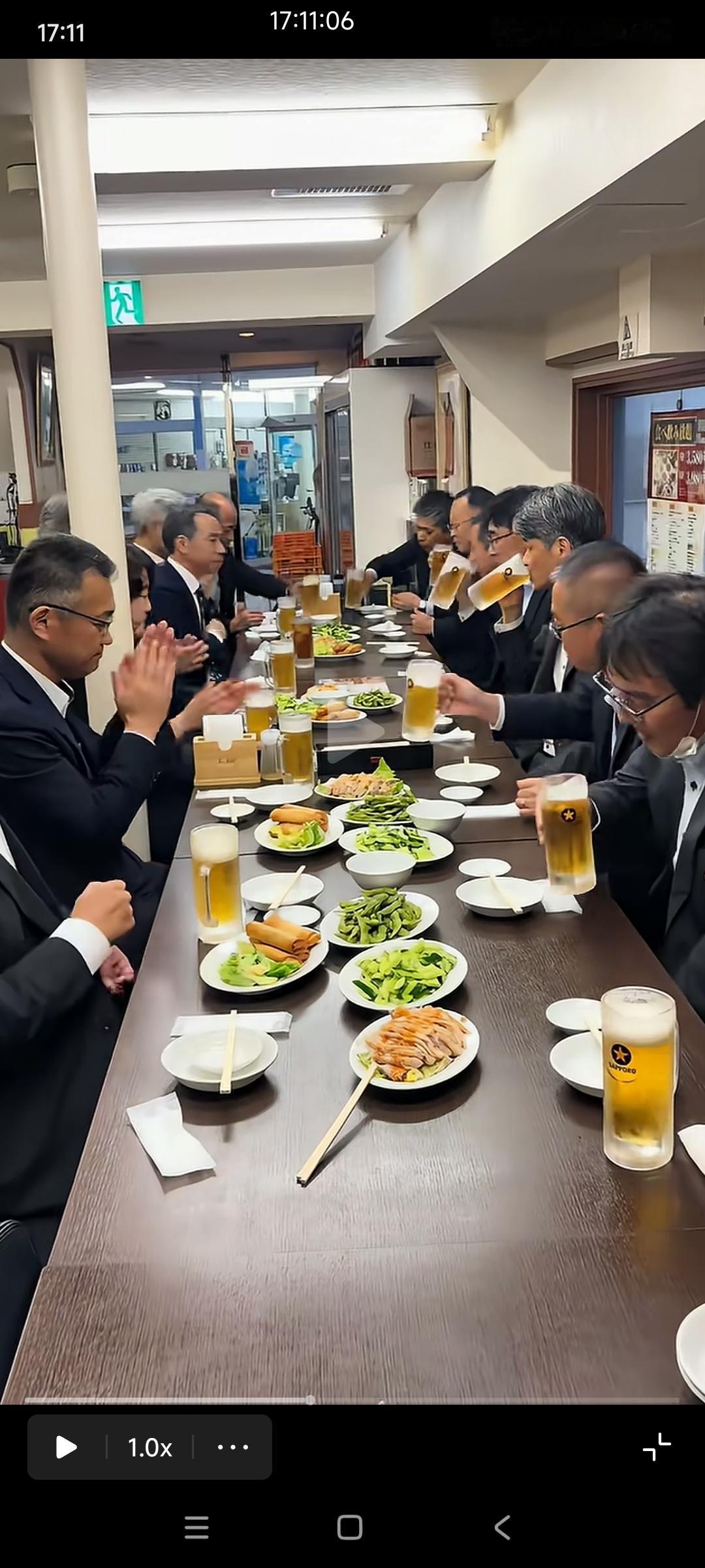 日本某公司搞团建，一群人西装革履去居酒屋喝酒。他们喝啤酒就跟喝白酒一样，一小