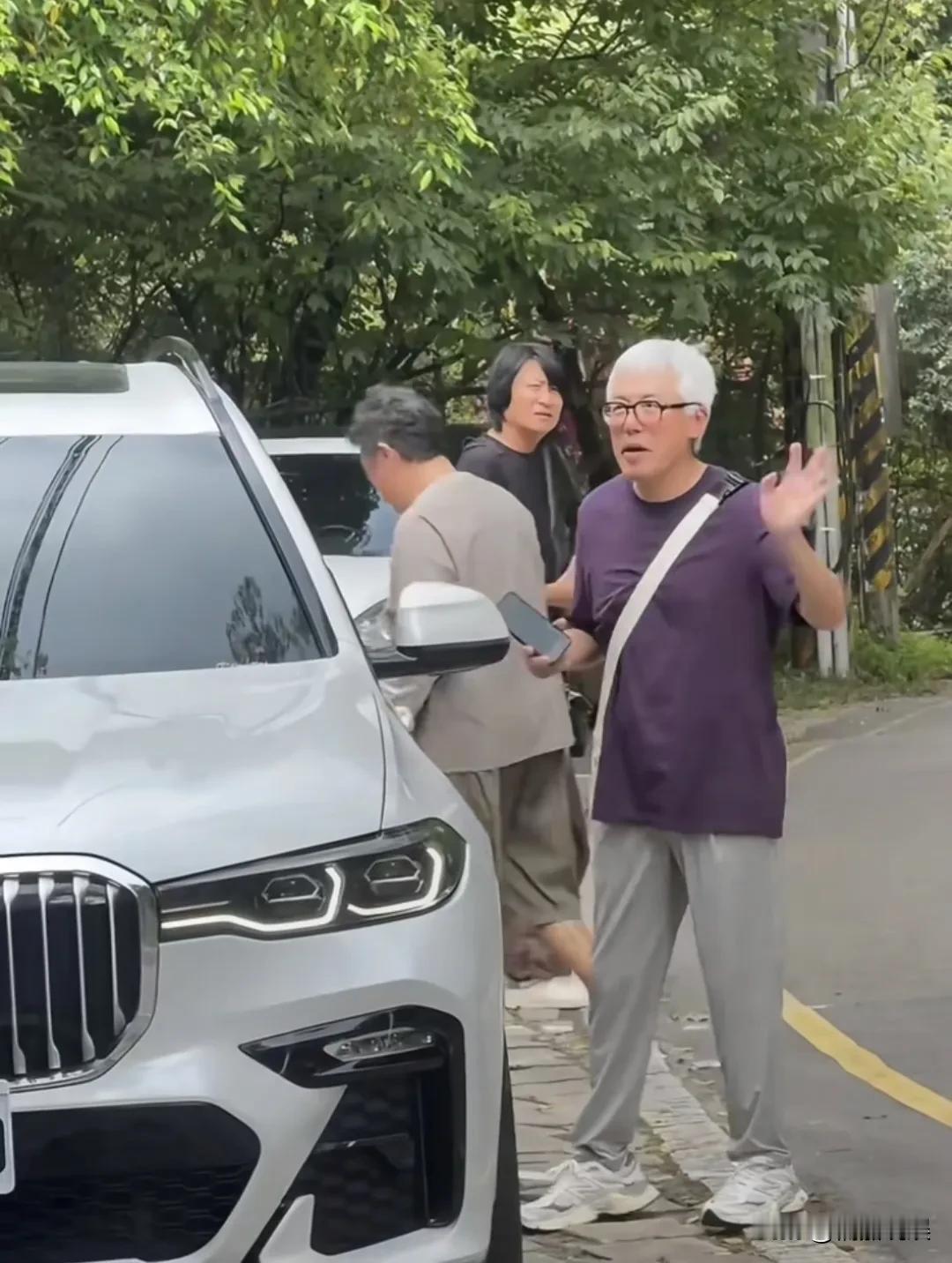 “情歌王子”也老了，满头白发，这一头白发是染的吗？怎么那么均匀。街头遇见张宇，