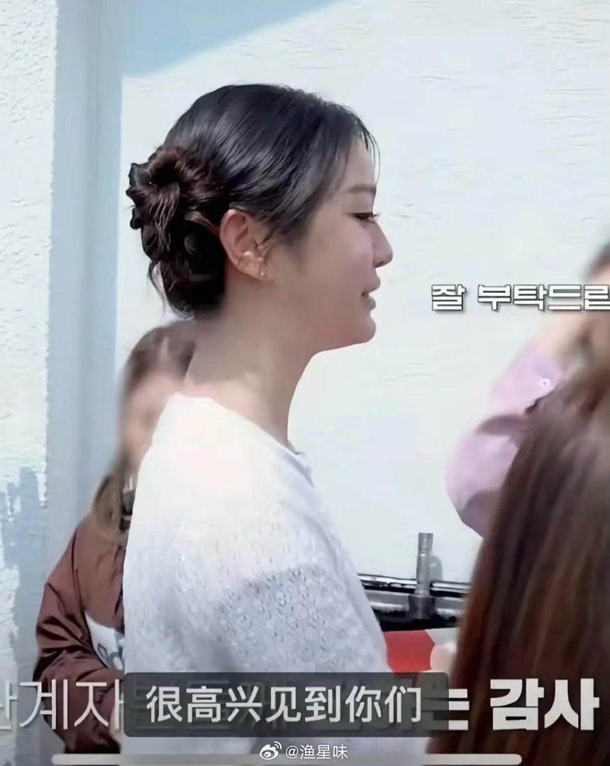 i猜人进。。。。。她是谁