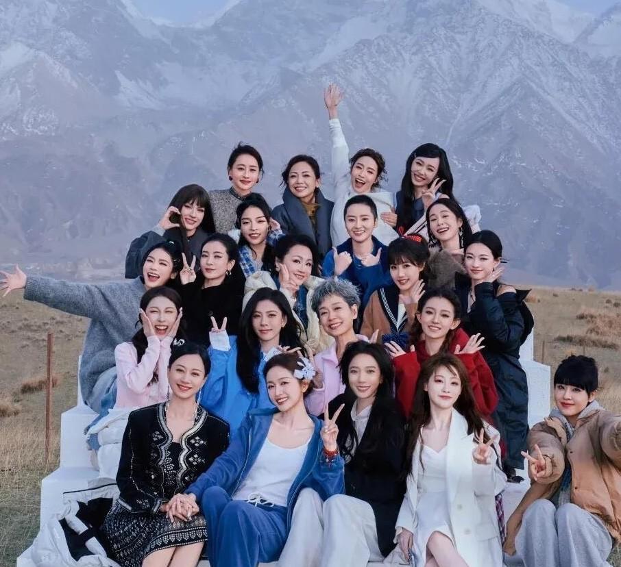 这一张女明星的大合影中，你第一眼会先看到谁呢？尽管好多年轻女演员貌若天仙，但是她