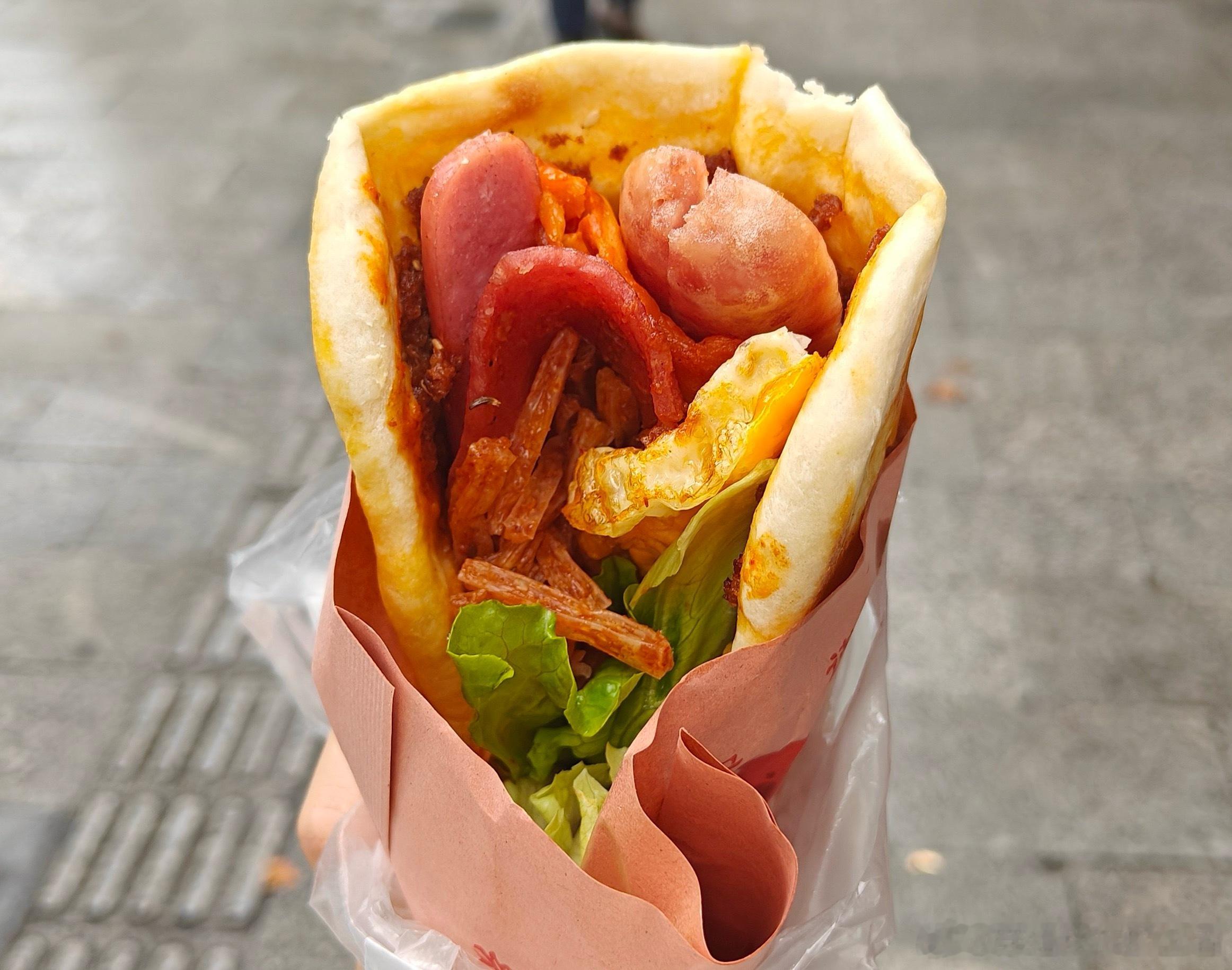打个比方，吃烤肠卷饼。A：先吃完饼，最后吃肠。也就是先把难吃的吃完再吃好吃的。B