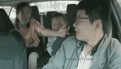可真能惯孩子！父亲在开车，孩子从后面上去就是给父亲一嘴巴子，父亲没有应声，母亲也
