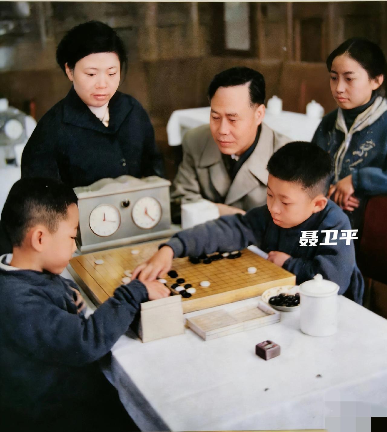 60年代，围棋“神童”聂卫平，正投身一场激烈的赛事，一张罕见的老照片定格了当时的