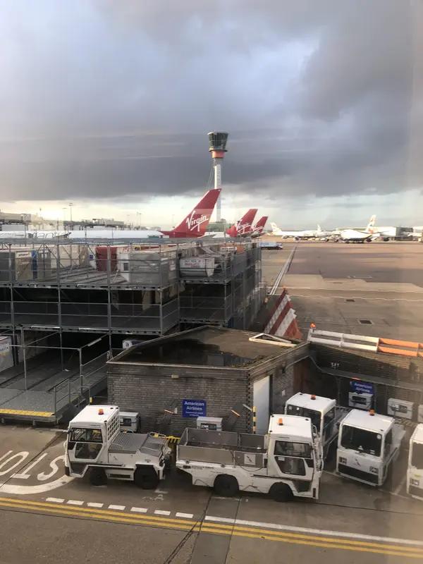 伦敦机场18小时没吃饭！中国姑娘绝境求助，半小时被同胞暖哭：这才是刻在骨子里的善