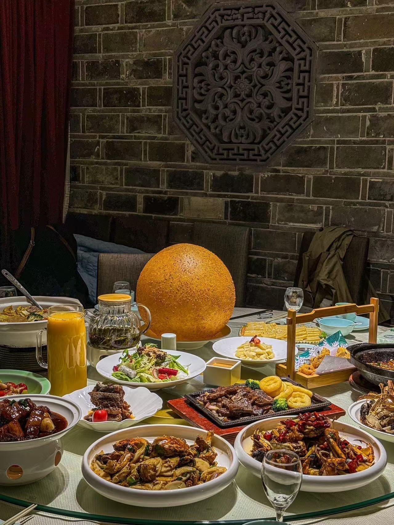 2年前我爸妈和哥嫂特意从山东来看我，公婆找借口不赴宴，我老公更是当着我的面抛出一