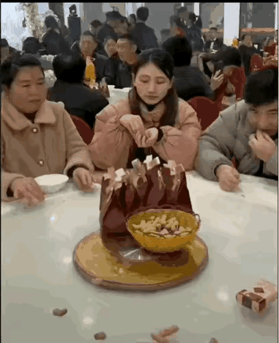 大娘还是慢了一拍