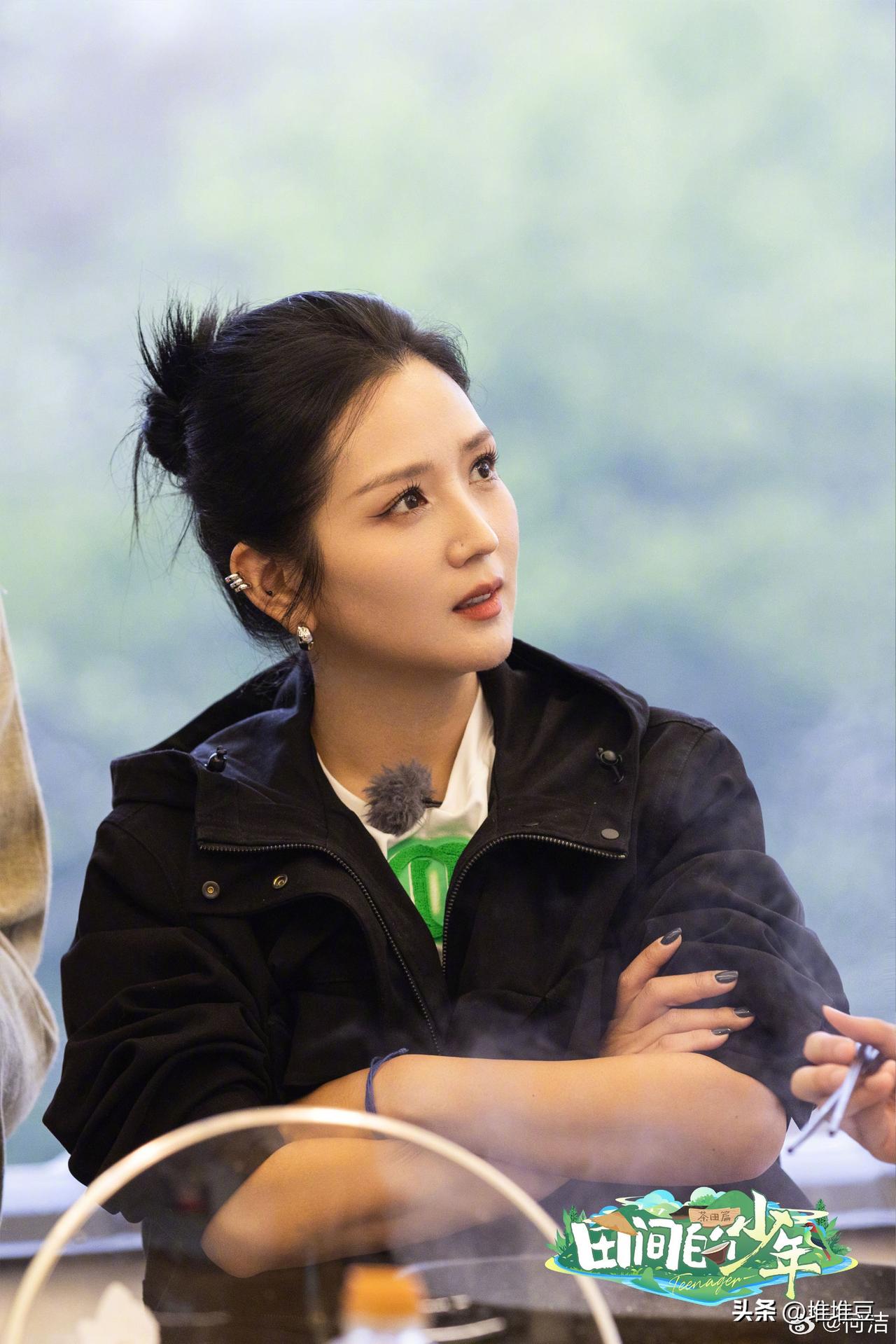 39岁何洁直播间崩溃大哭！独自养4娃，前夫一分抚养费没给，网友却不心疼3