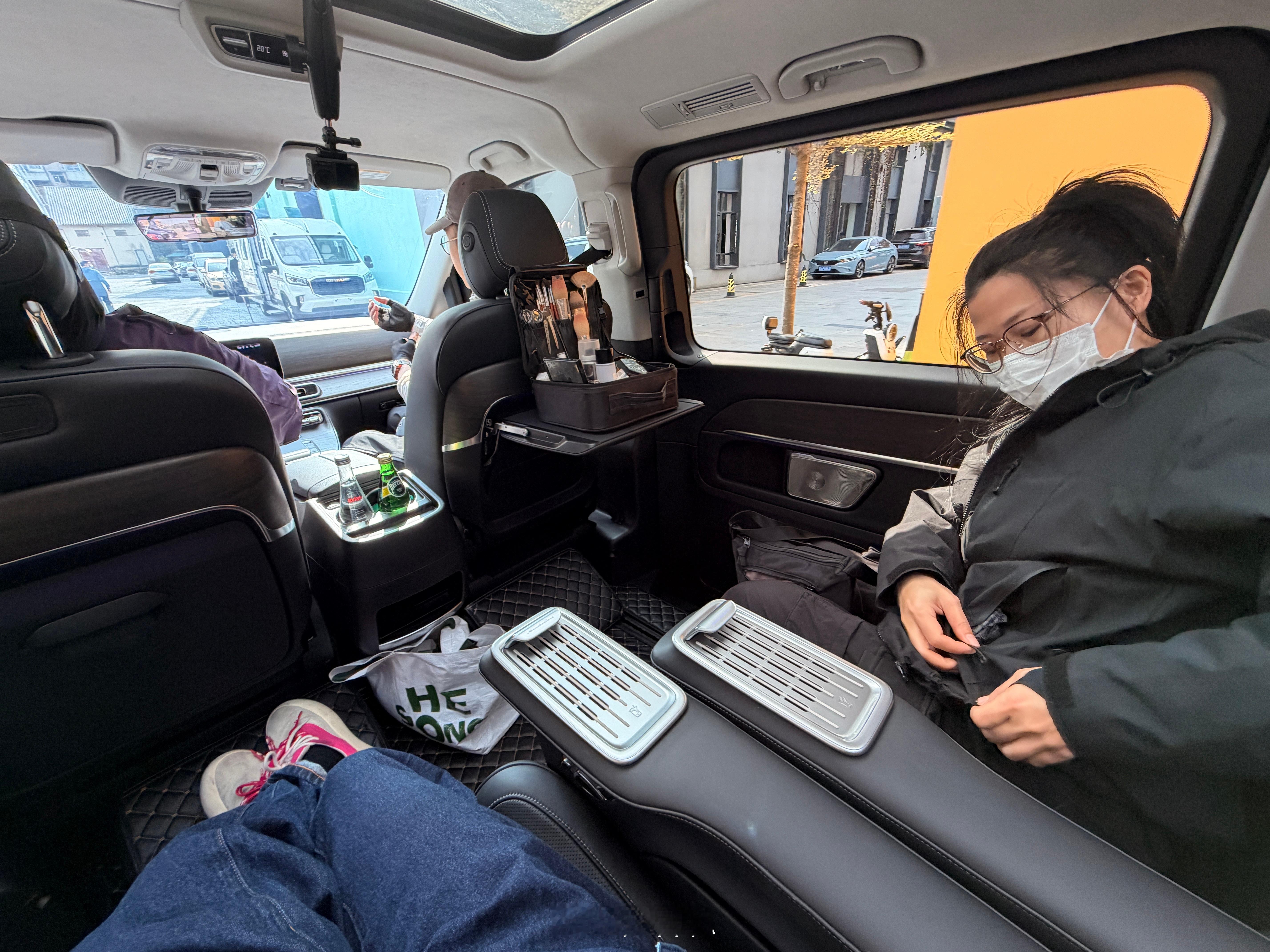 去领个奖，正式点，画个妆，时间紧迫，只能车上解决，考验司机驾驶平稳的时候到了，别