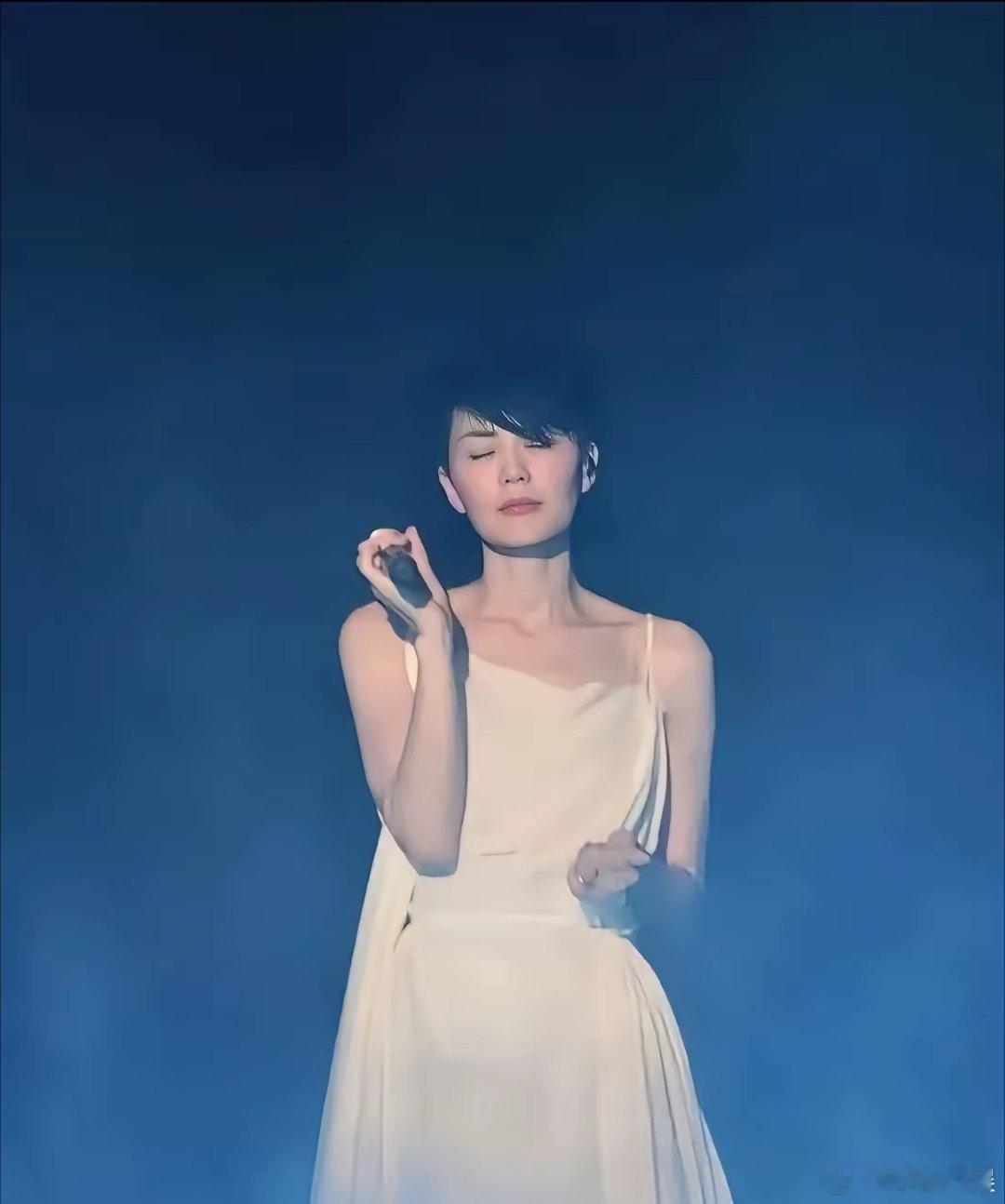 据说这是王菲最满意的照片，也是瑞恩能够成为天后男闺蜜的觐见礼。单纯从艺术的角度来