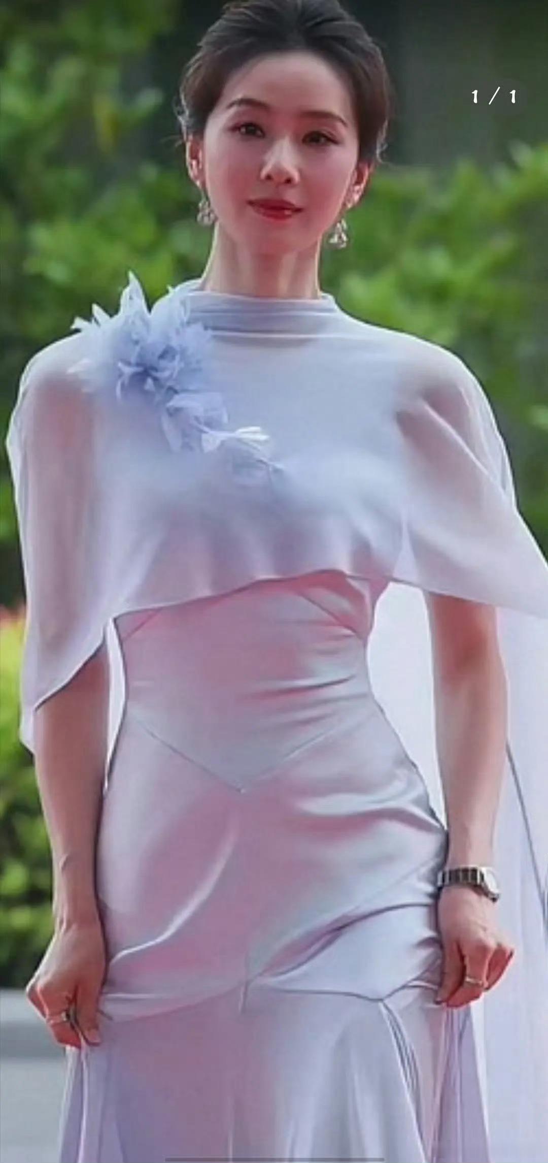 刘诗诗的体态是出了名的好，这高清照片还是有点多少差劲了吧。