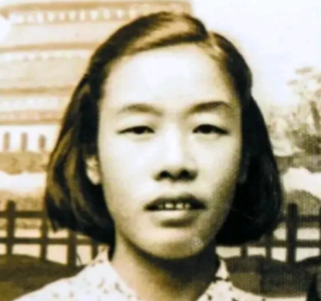 1949年，渣滓洞大屠杀中，盛国玉在枪响前倒地装死，不久，特务进来补枪，还用枪托
