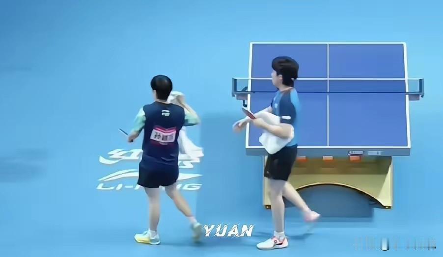 笑死我了！莎头3:0拿下刘炜珊/林高远，大头找莎莎拍手庆祝，莎莎轻轻一握，赶快
