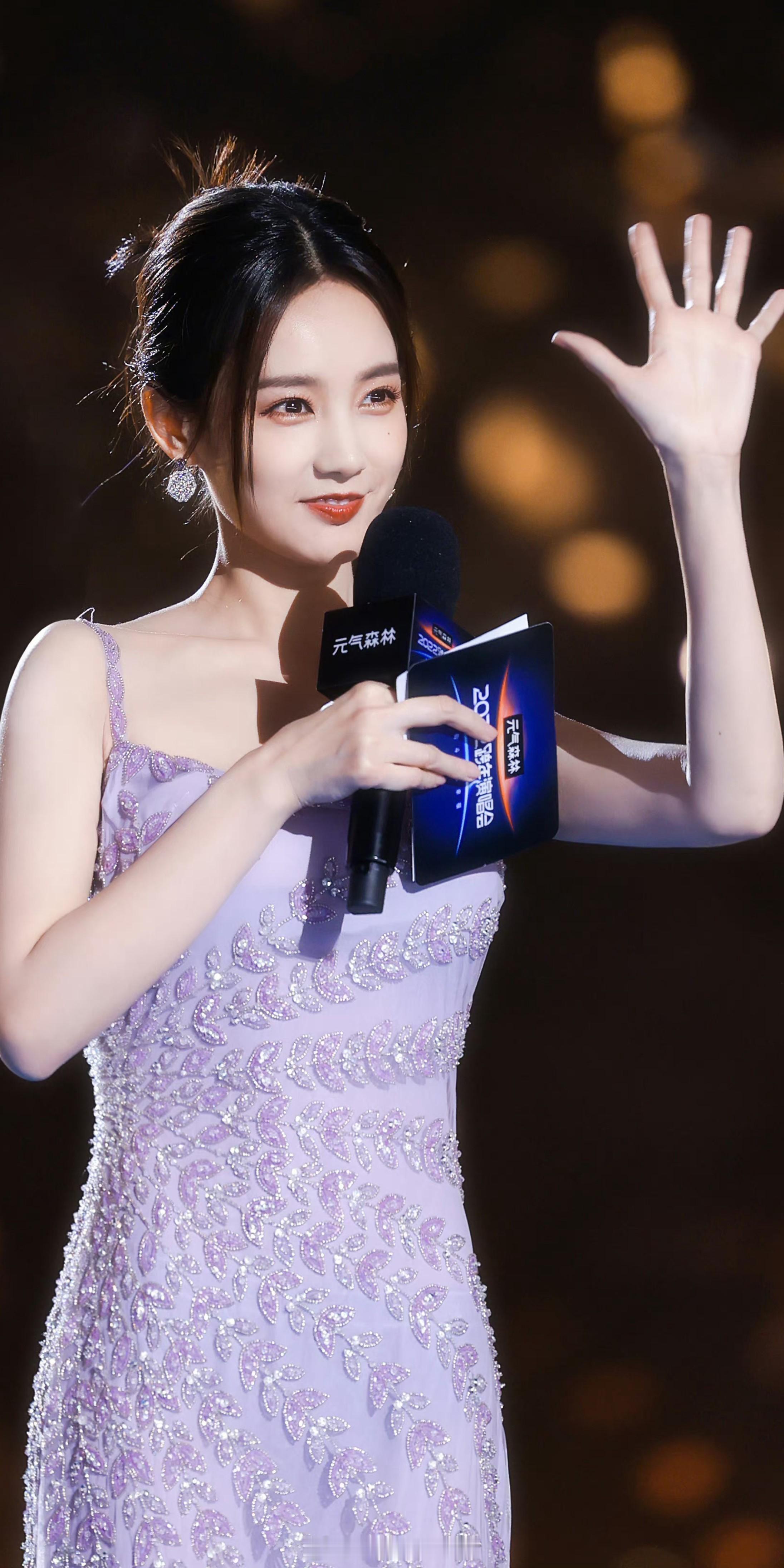 李一桐香芋色吊带裙造型好美