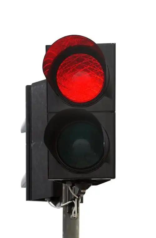 闯红灯的"急救法"。早上新鲜的案例，有位车主故意闯红灯的，但是他直行等红灯的时