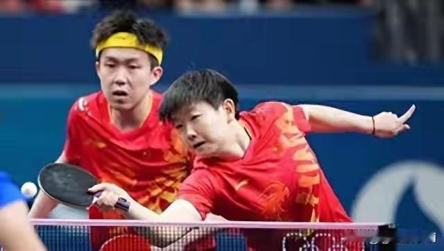 记者问王楚钦，用三个词形容你的搭档。他说可爱！憨厚！聪明！莎沙竖起耳朵，听完后笑