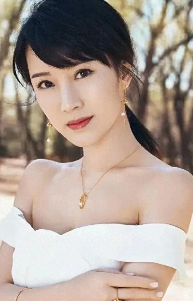 李念带三胎宝宝现身网球场，幸福满屏