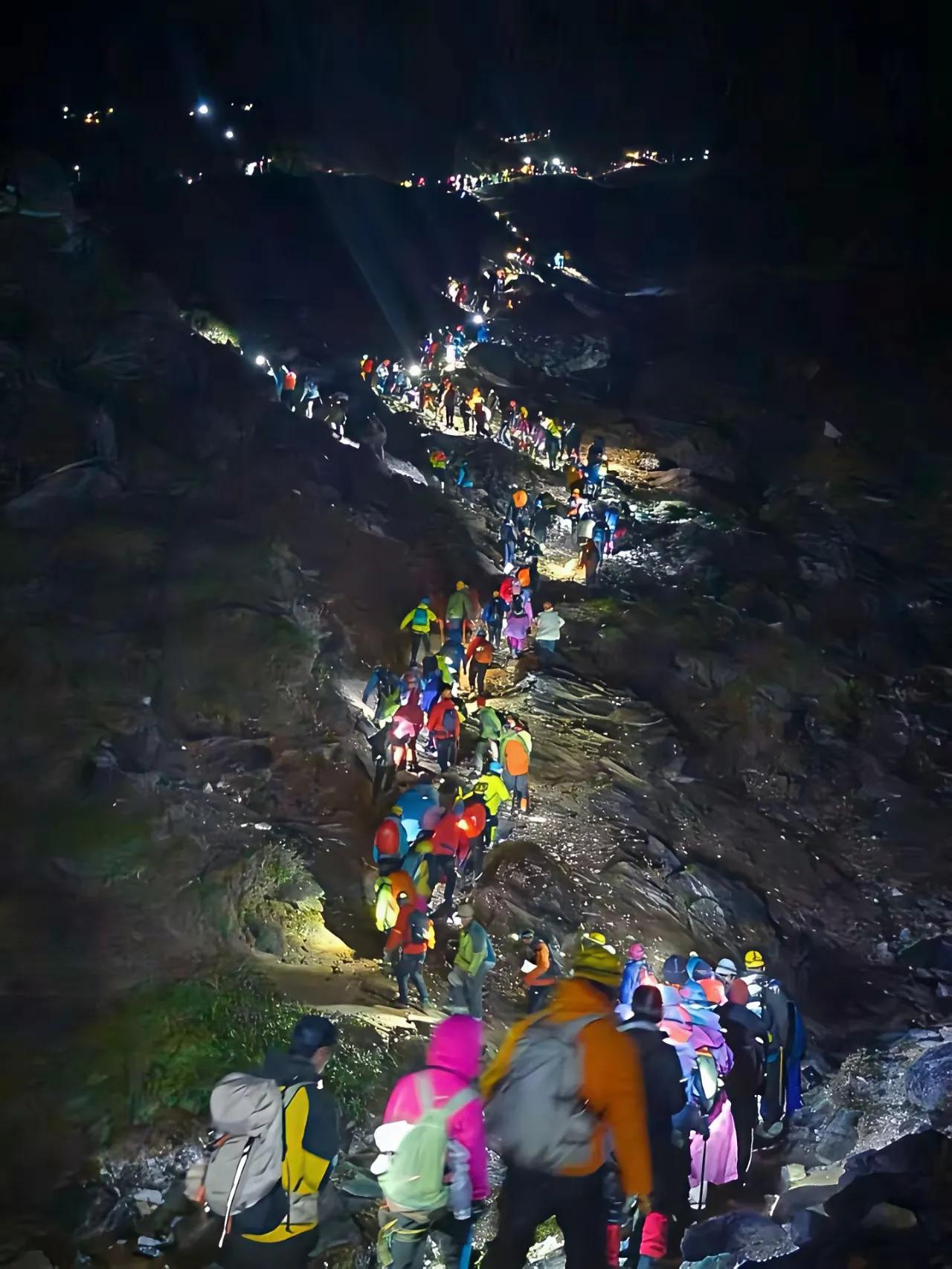 最近户外登山也太疯狂了吧！珠峰东坡和哈巴雪山都快被咱们国人折腾得像个5A级景区了