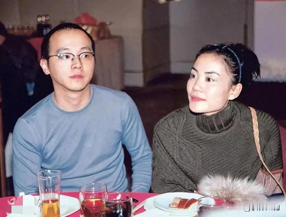 1996年窦唯和王菲离婚，窦唯说：王菲不是飞回香港，就是打麻将，找不到人。婚姻期