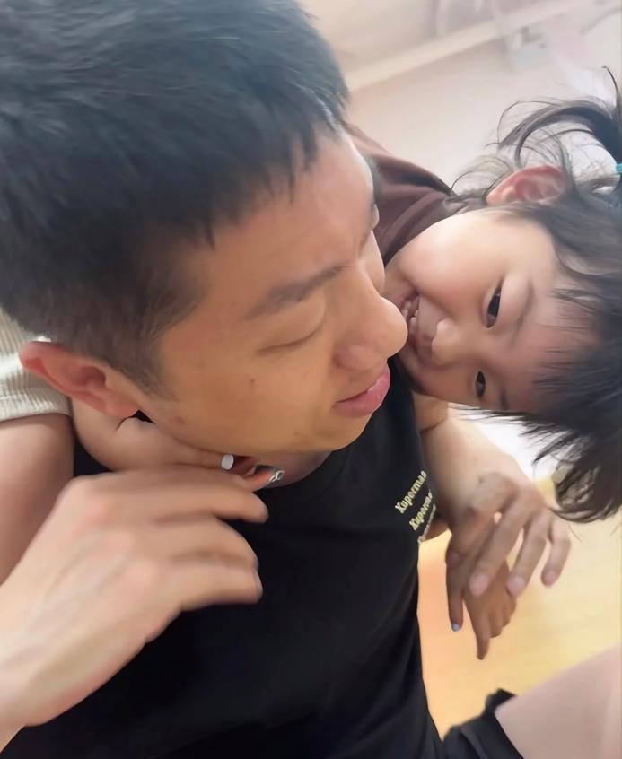 父亲节许昕晒出儿女幸福之情溢于言表6月15日今天是父亲节，儿女双全的许昕