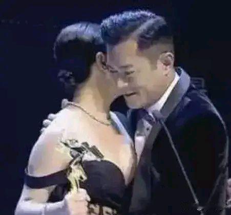 一次，刘嘉玲身穿吊带礼服颁奖，没想到突然肩带突然滑落，她的表现堪称一绝当时，