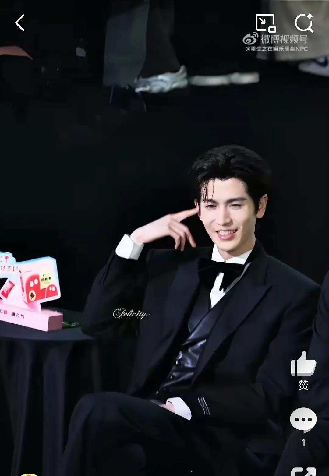 哈哈哈哈哈哈哈哈哈龚俊唱歌，张凌赫把耳朵堵上了