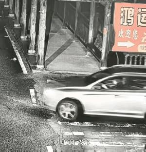 福建长汀车辆坠河事件，转弯时车速并不快，两名行人应该都认识像是送他们上车的人，也