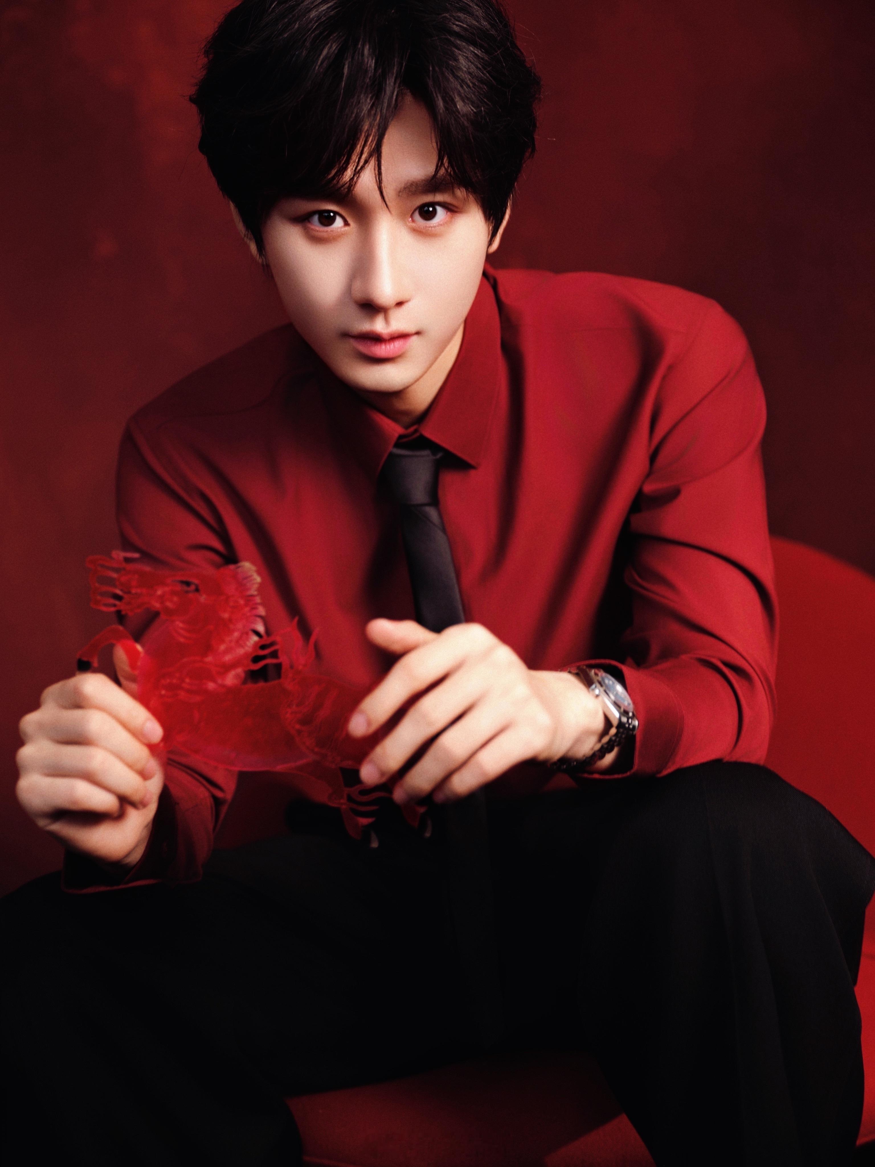 你别说，你还真别说，成毅工作室美商提升了，新春营业大片很像样儿。虽然还是有一股娇