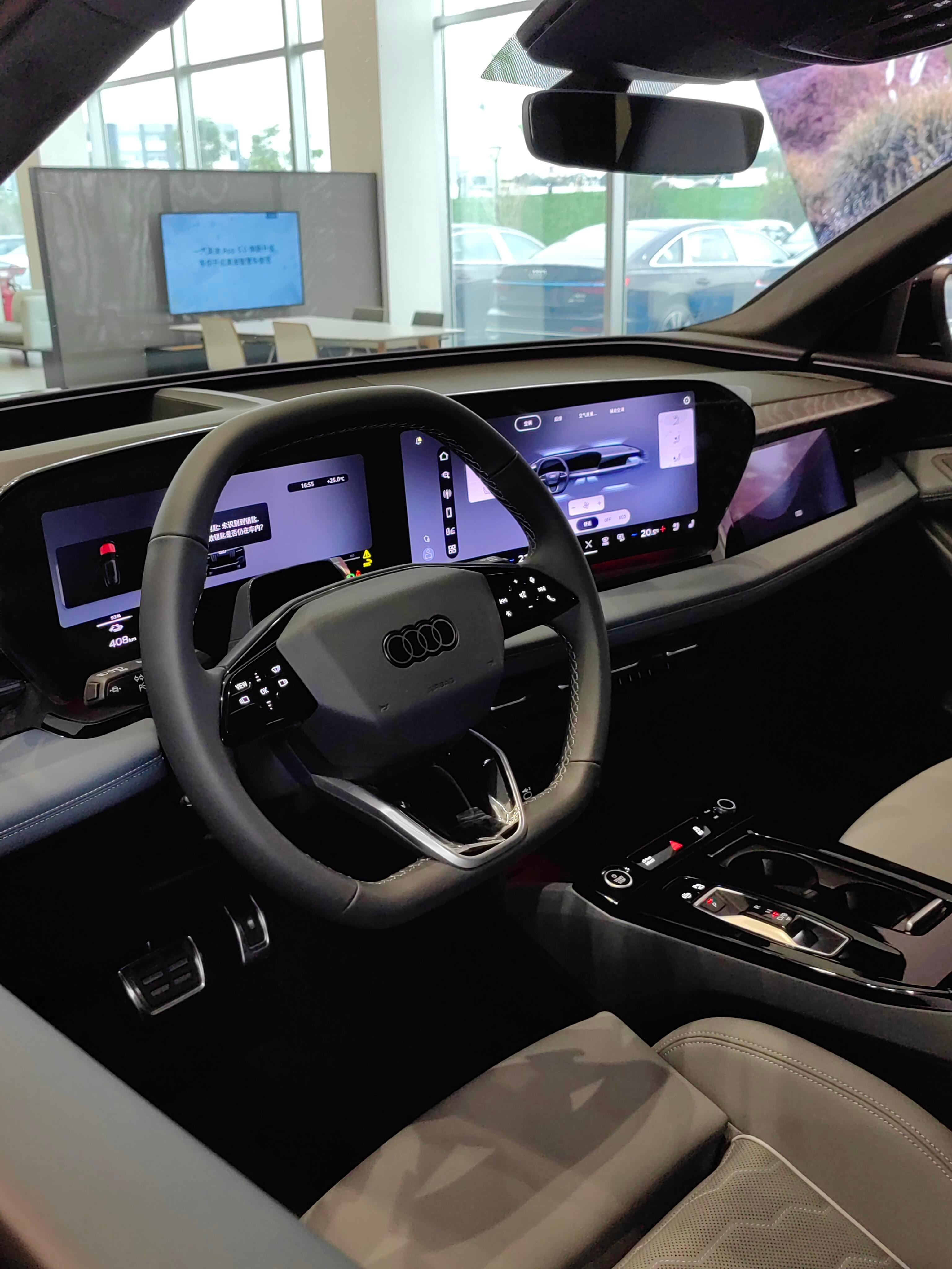 Q6e的底盘含金量还是太高了开过就会发现真的是特别跟脚的一款油门，每次过弯和减速