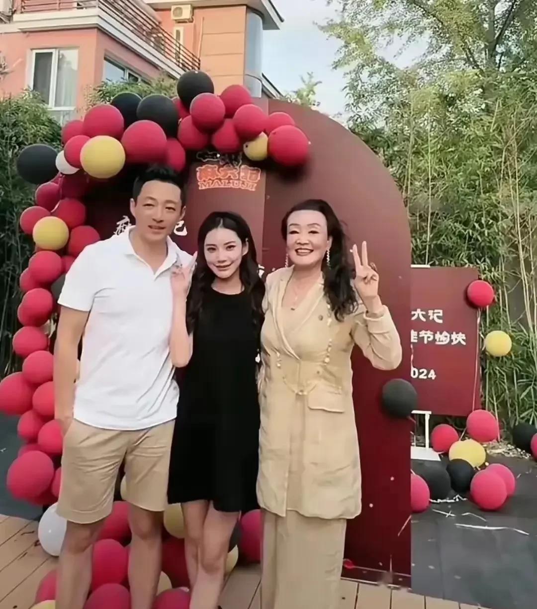 有网友说马的颜照满天飞她应该紧急公关呀而不是说一切交给律师从婆婆到儿子再