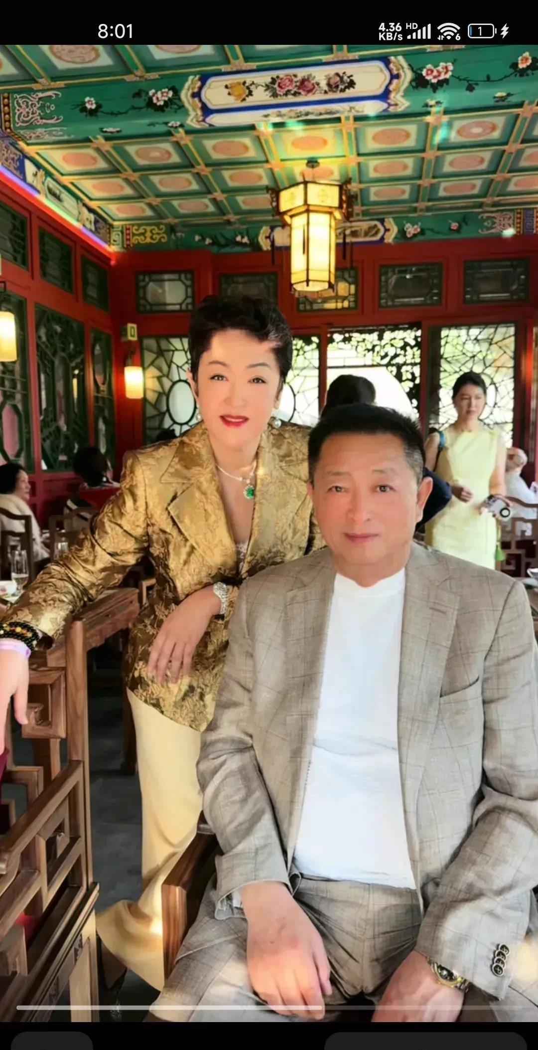 婚礼现场汪小菲的亲爹和后妈同框。汪大爷和赵行长这对黄昏恋夫妻颜值是真高，夫妻俩