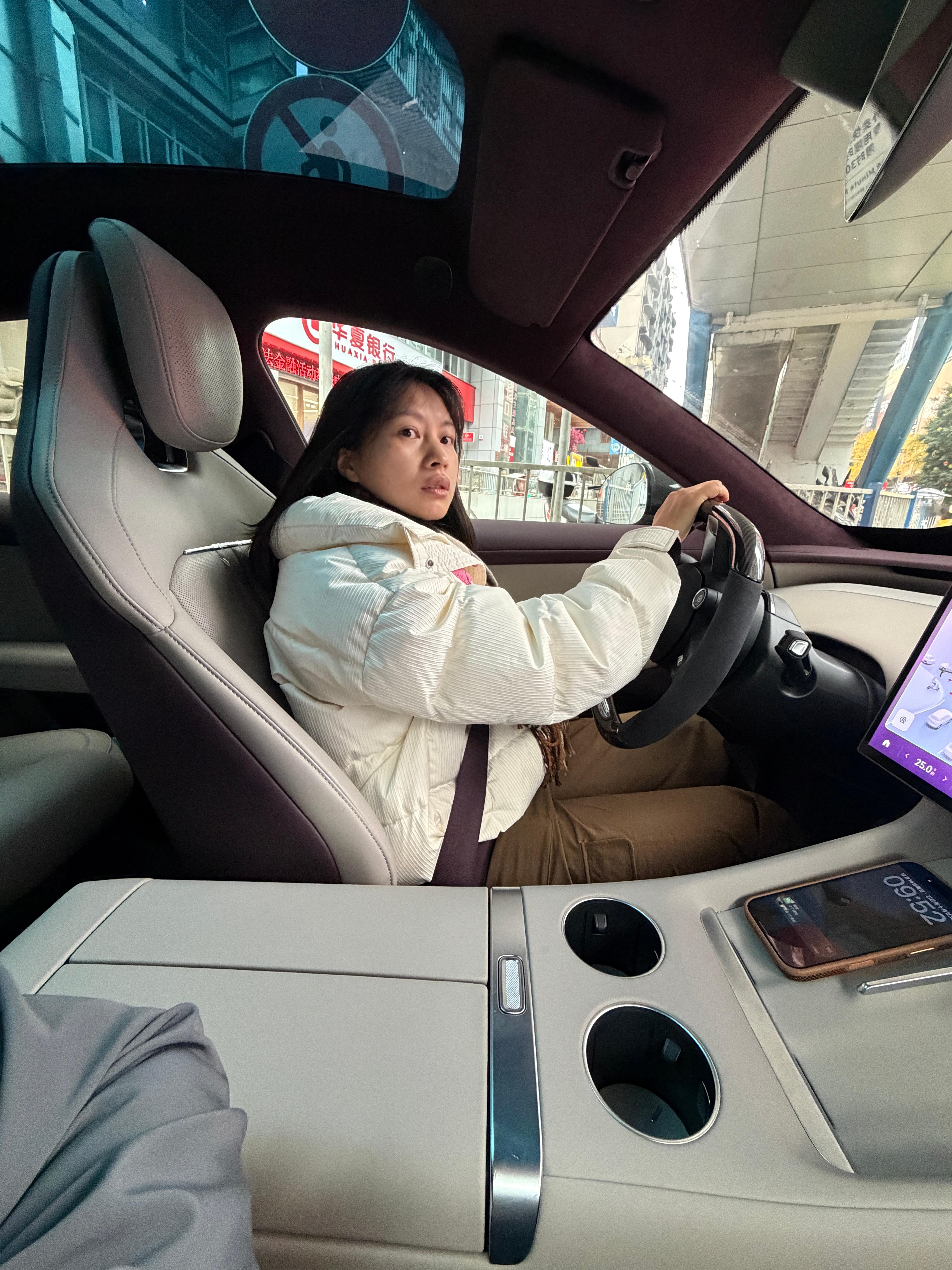 今天80岁女朋友带我去买大V8、她说真男人开大V8