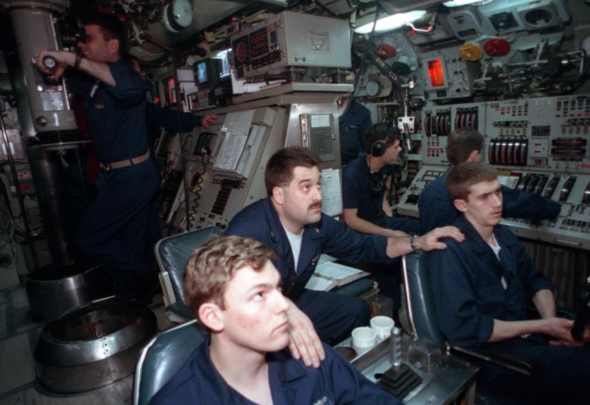 理论上，一艘核潜艇的反应堆能烧几十年，可以让它永远不上浮。但实际上，90天，就是