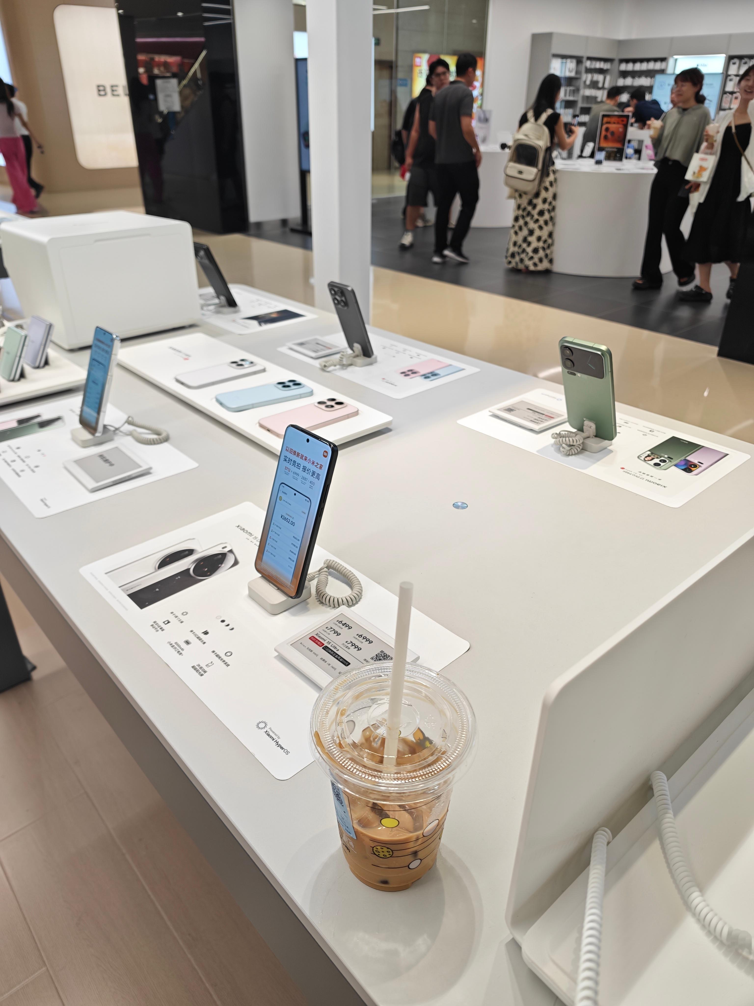 刚路过小米店，顺便看了一下小米17。图1图3图5分别是小米17ProM