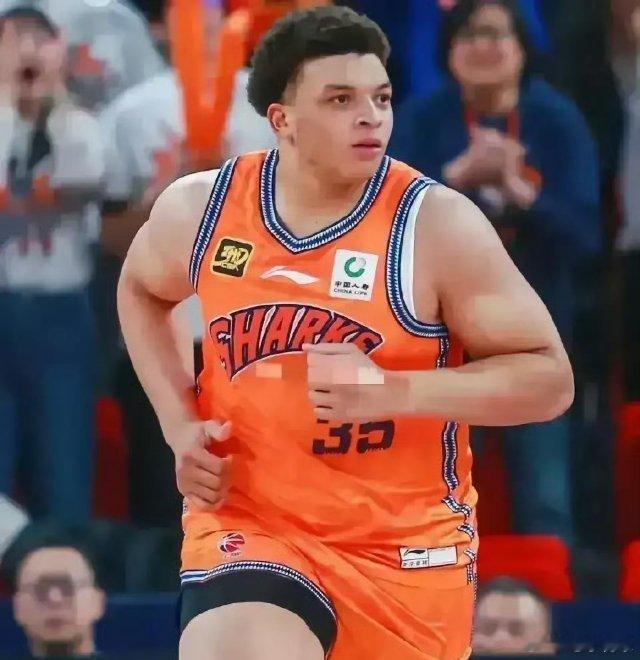 遇到强队，香港金牛立马现原形！香港金牛队尽管是NBL冠军，而且是蝉联冠军，也只能