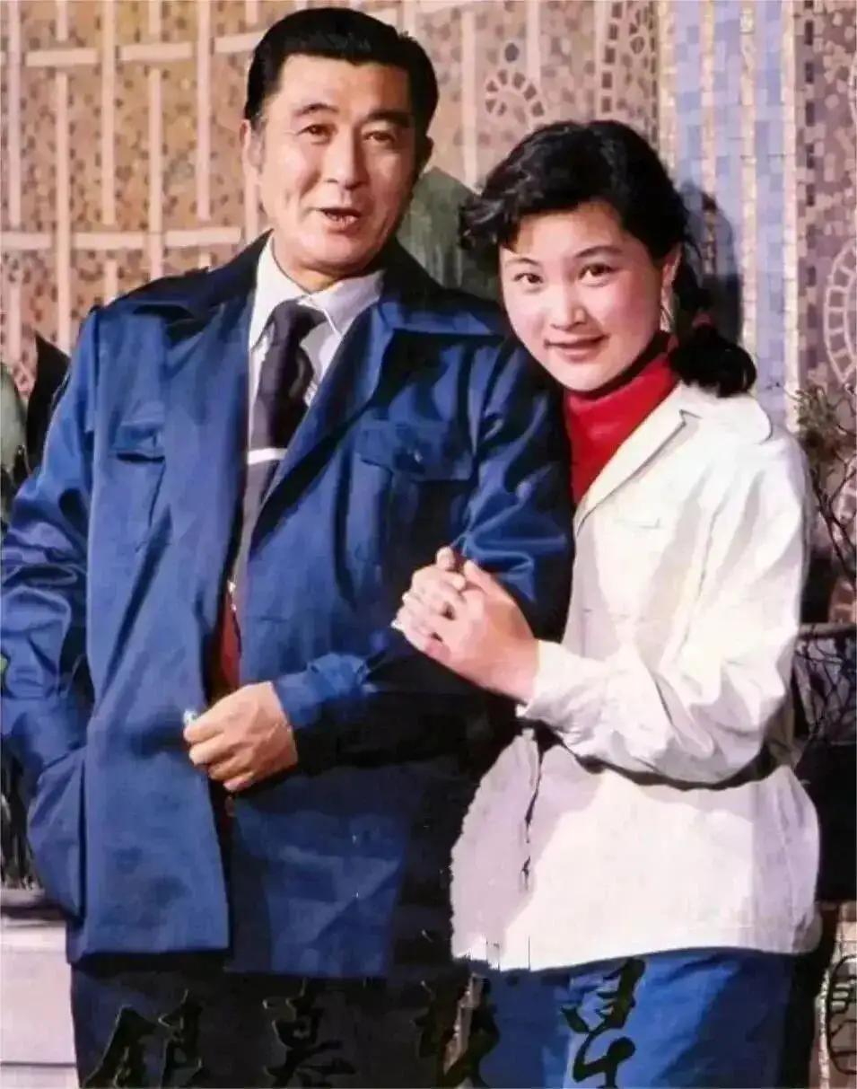 看他俩是谁？能认出来的就暴露年龄了，右边的在80年代红得发紫这张老合影，暴露了